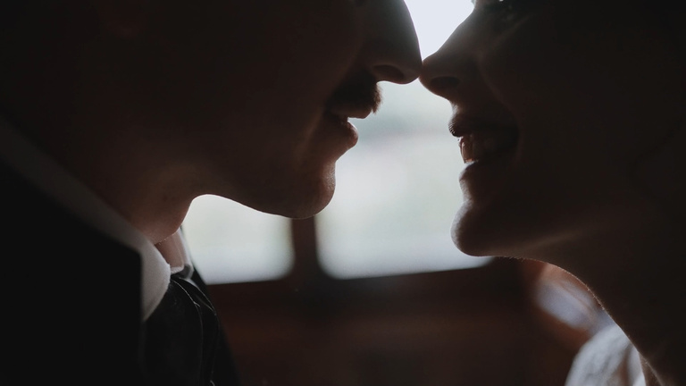 Una pareja compartiendo un momento íntimo