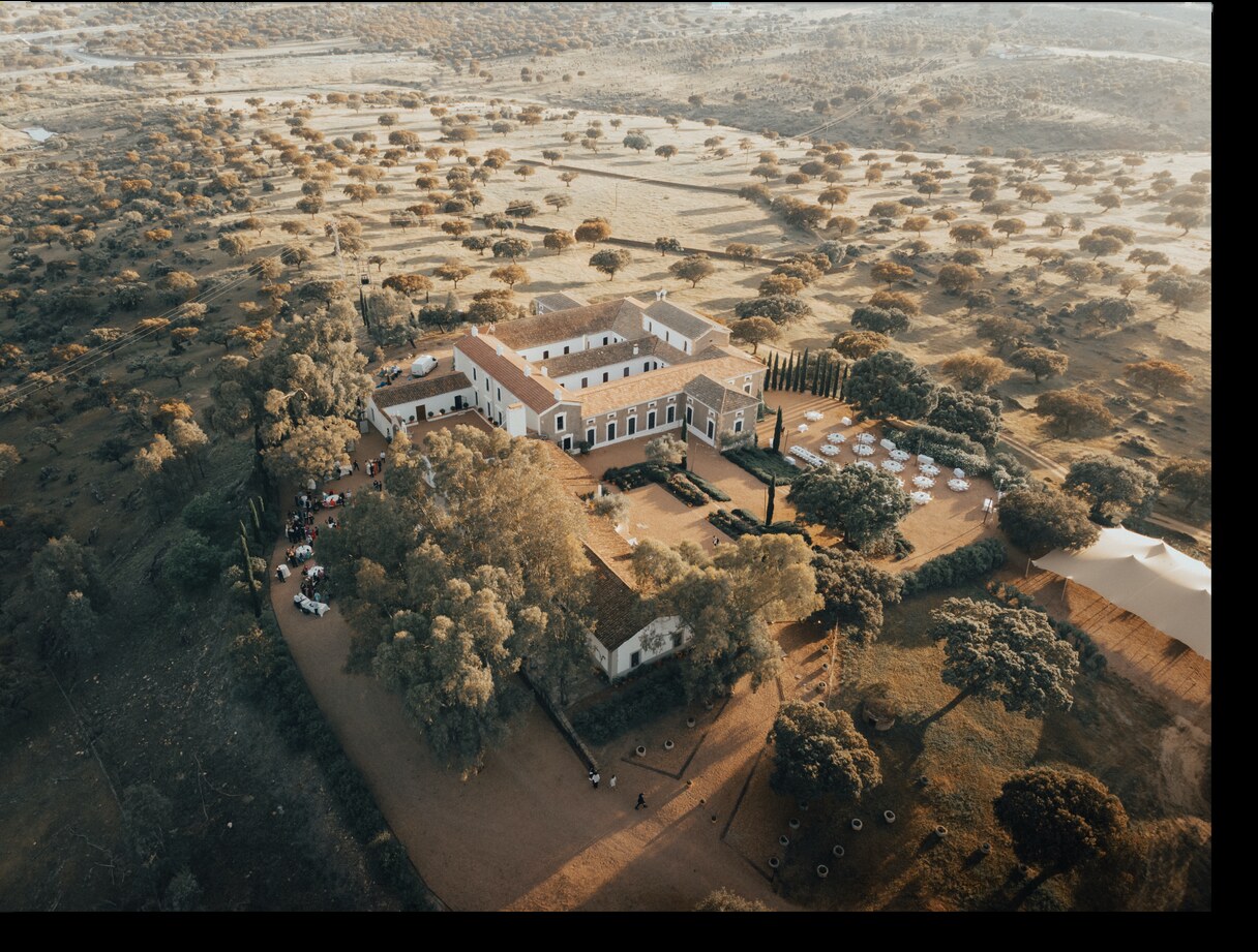 Vista aérea de una finca durante una boda