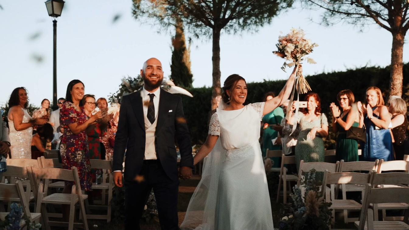 La salida de los novios entre sus invitados